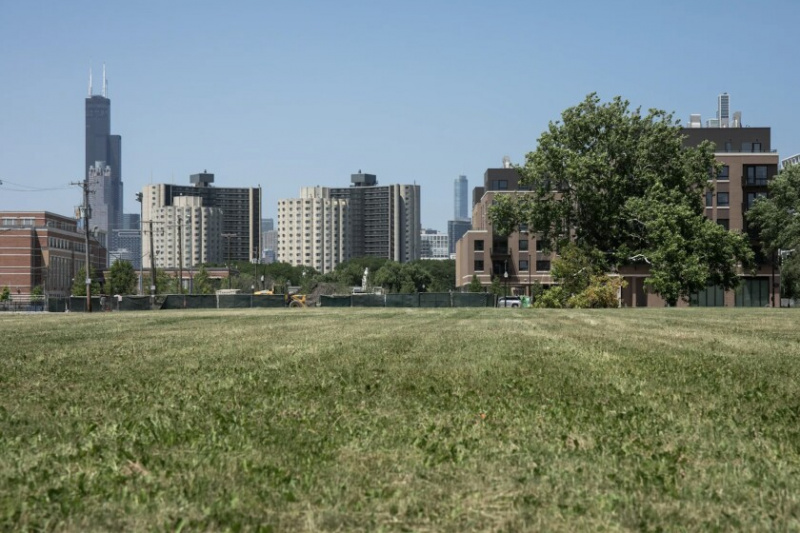  Na quarta-feira, o conselho votará sobre o uso de US$ 8 milhões de um distrito fiscal especial para comprar um terreno na 24th e State Streets da Chicago Housing Authority para a nova escola. 