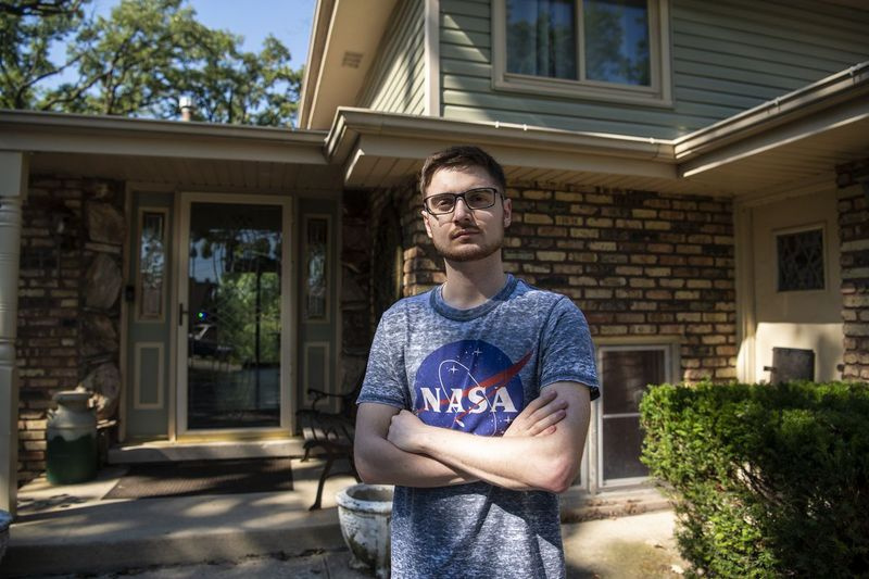 Dean Darhussein, un student de licență cu specializare în fizică la Universitatea din Illinois din Urbana-Champaign, stă în fața casei sale din Tinley Park, miercuri, 12 august 2020. Darhussein, la fel ca mulți studenți, va sta acasă și va lua cursuri online pe fondul pandemiei de coronavirus. . | Tyler LaRiviere/Sun-Times