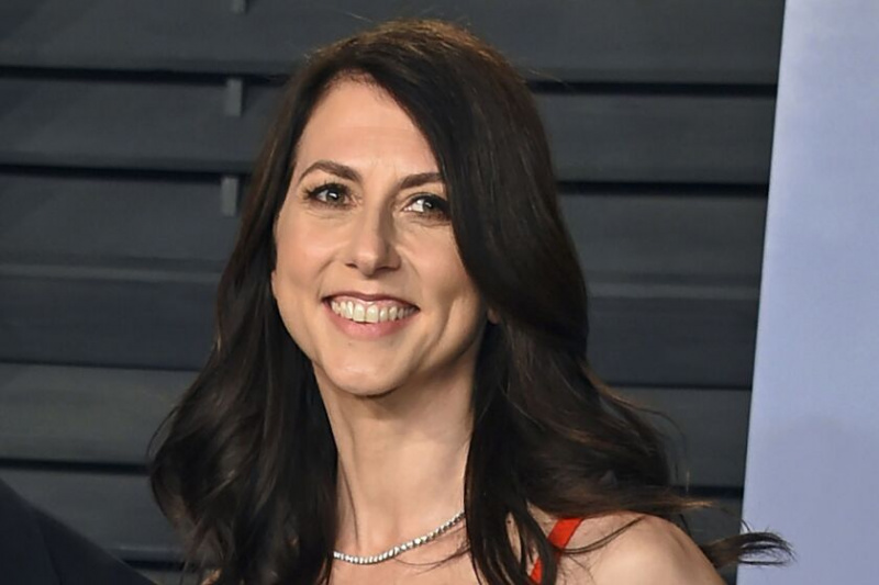 Miliardářská filantropka MacKenzie Scottová svými nejnovějšími dary pomáhá dvěma sítím charterových škol v Chicagu.