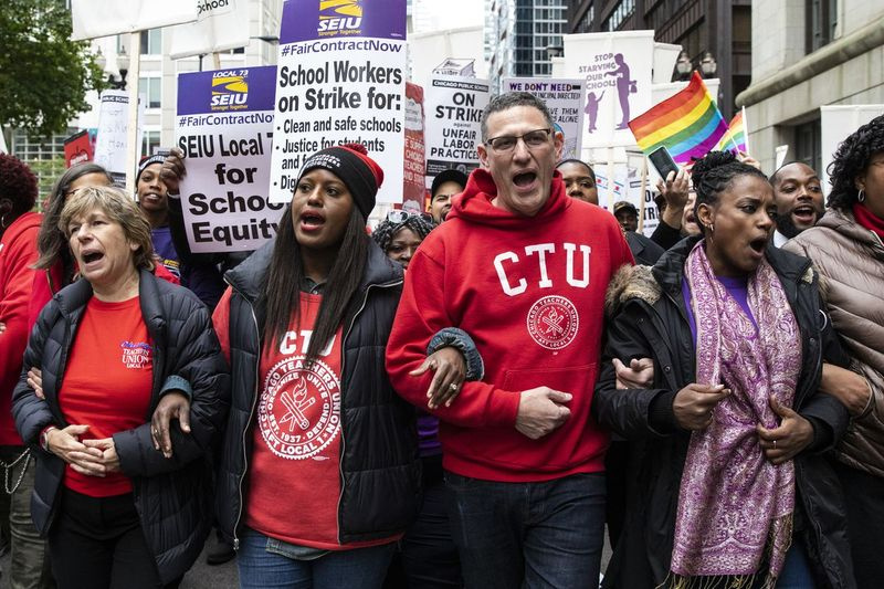 La vicepresidenta del Sindicato de Maestros de Chicago, Stacy Davis Gates, y el presidente de la CTU, Jesse Sharkey, lideran a miles de miembros del sindicato en huelga en una marcha por el Loop, el jueves 17 de octubre por la tarde, 2019.