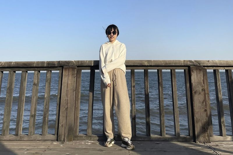 Monica Ma, widziana tutaj na wybrzeżu Qinhuangdao w prowincji Hebei w północnych Chinach, jest jedną z co najmniej 500 studentów, których zdaniem chińskiego rządu odrzucono zgodnie z polityką USA mającą na celu zablokowanie Pekinowi pozyskiwania amerykańskiej technologii o możliwych zastosowaniach wojskowych.