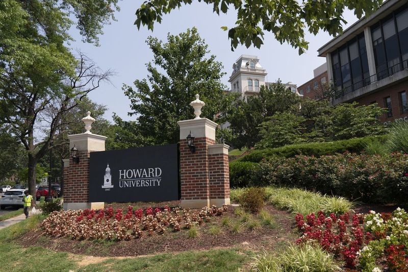 Dzięki niespodziewanemu podwójnemu zatrudnieniu dwóch najwybitniejszych pisarzy rasowych w kraju, Howard University pozycjonuje się jako jeden z głównych ośrodków czarnej myśli akademickiej, tak jak Ameryka zmaga się z bolesnym rozdrożem z powodu historycznej niesprawiedliwości rasowej.