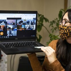 就学前の教師であるエリザベス・ヒーリーは、月曜日の朝、ドーズ小学校の教室で働いている間、生徒たちが事実上学んでいることを披露します。