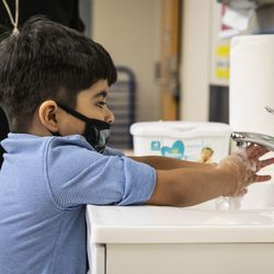 就学前の生徒は、月曜日の朝、3810 W. 81stPlのDawesElementarySchoolで朝食後に手を洗います。南西側にあります。