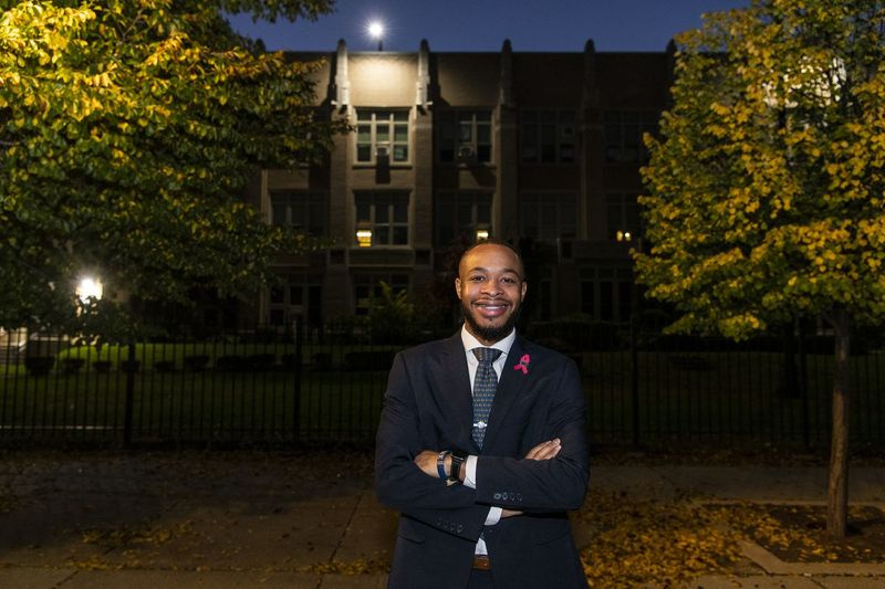 Daniel Jackson, ein Pädagoge der zweiten Klasse, steht am Montag, den 12. Oktober 2020, vor der Dixon Elementary School, an der er arbeitet. Jackson ist ein CPS-Alumni, der seinen Abschluss an der Illinois State University gemacht hat und wieder am CPS gearbeitet hat.