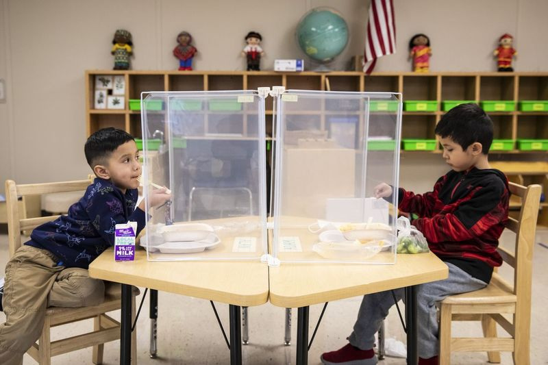 Gli studenti in età prescolare pranzano alla Dawes Elementary, una scuola del Southwest Side dove l