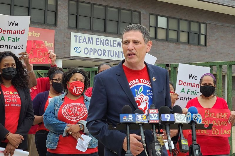 Il presidente della Chicago Teachers Union Jesse Sharkey, parla con i giornalisti fuori dal campus di Englewood della Urban Prep Academy, 6201 S. Stewart Ave., lunedì mattina.