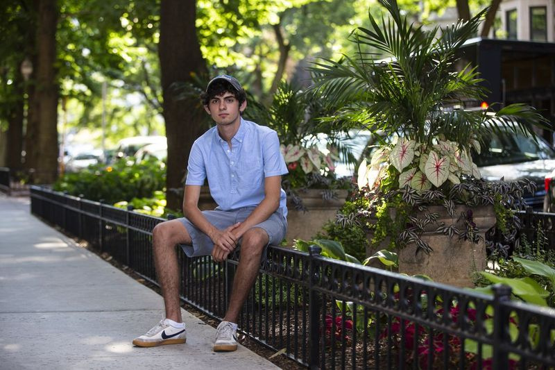 Eli Stone posiert für ein Porträt vor seinem Haus in Lakeview East, Donnerstag, 6. August 2020. | Anthony Vazquez/Sun-Times