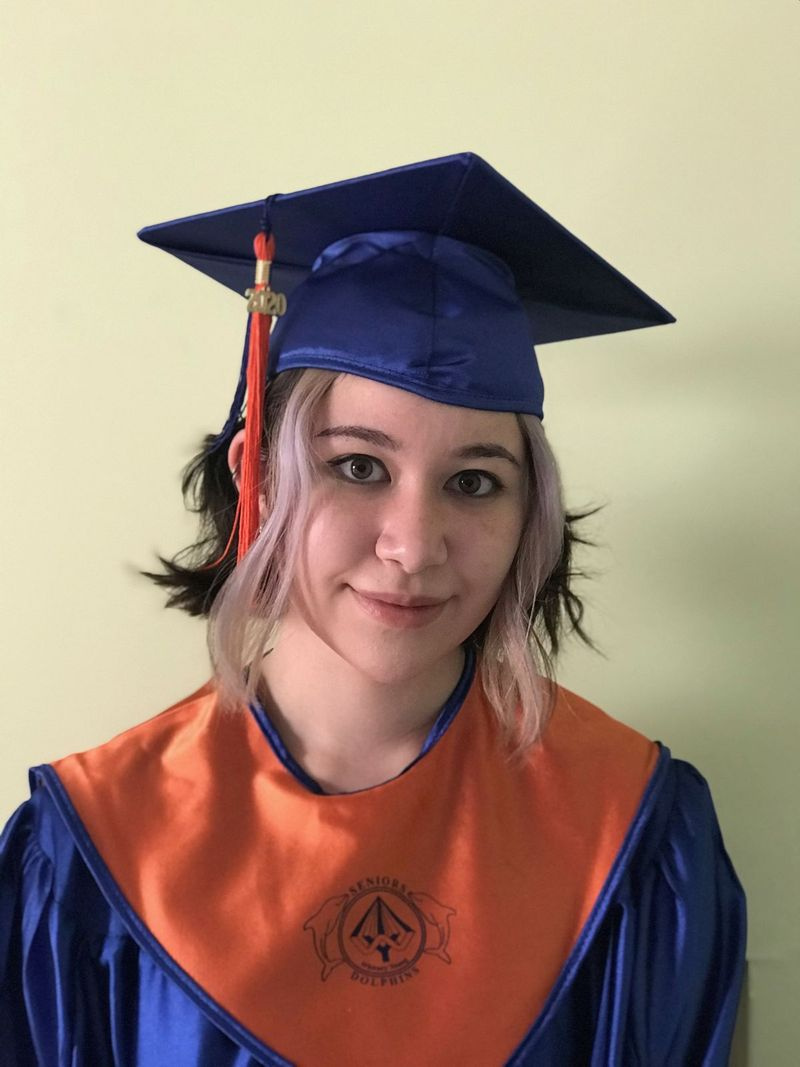 Ariel Hulfachor, 17, machte im Frühjahr seinen Abschluss an der Whitney Young Magnet High School. Nachdem das California Institute of the Arts letzte Woche beschlossen hat, den Unterricht vollständig online zu stellen, wird Hulfachor in Chicago bleiben, um ihr Erstsemester zu beginnen.