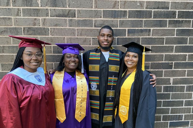 Hela familjen Johnson tog examen i år. (l-r) Makaela tog examen denna månad från Lindblom High School, på väg till Tuskegee University. Mia tog också examen denna månad, från Sherwood Elementary, som valedictorian, som hennes bror och syster före henne. Malik tog examen den 24 maj från Georgetown University, med en kandidatexamen i antropologi. Och Alisa Perry Johnson, matriark i denna Englewood-familj, tog examen den 23 maj från Richard J. Daley College, med en assistent i tidig barndomsutbildning.