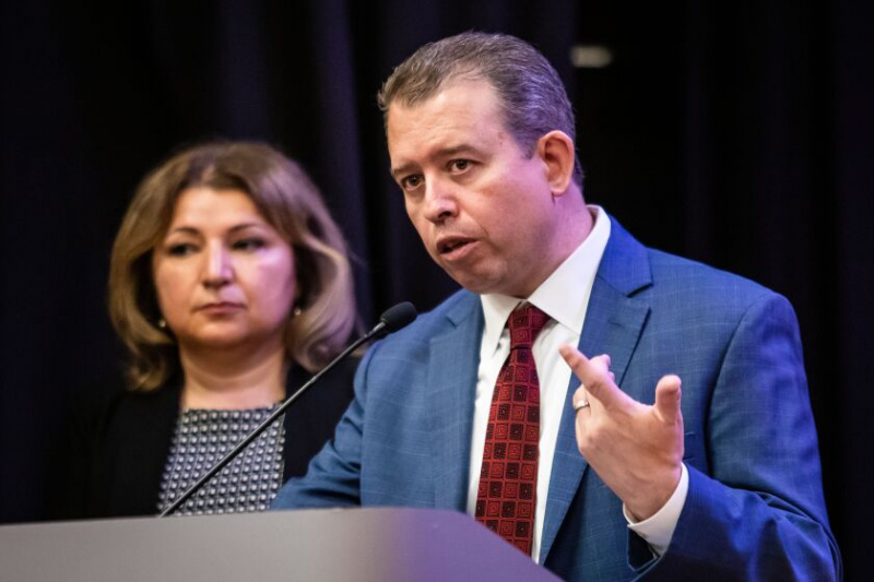   La Directora de Educación de las Escuelas Públicas de Chicago, Bogdana Chkoumbova, observa cómo el Director Ejecutivo, Pedro Martínez, habla con los estudiantes y el personal de la Escuela Secundaria Gage Park para celebrar la tasa de graduación de la escuela secundaria de cuatro años del distrito para la Clase de 2022.