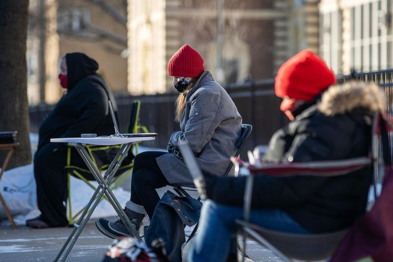 Des éducateurs enseignent à l