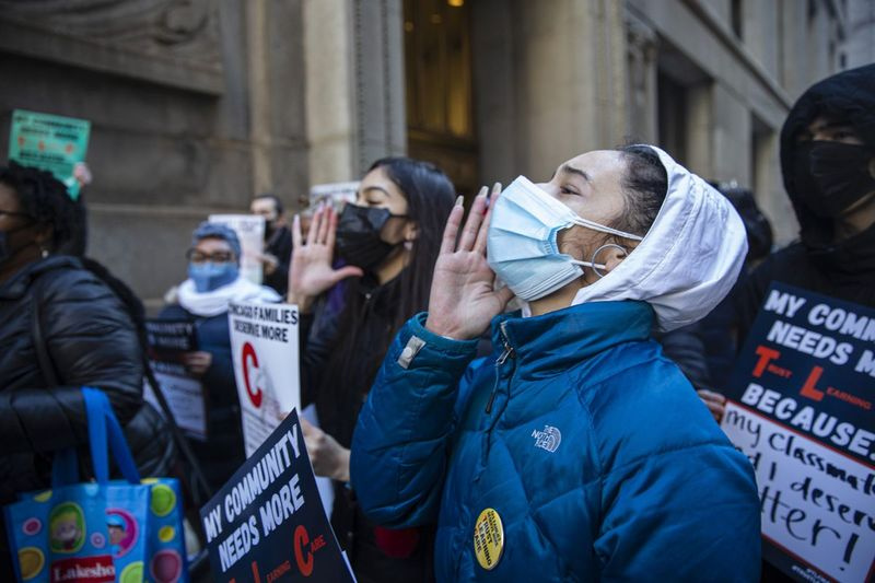 Os manifestantes gritam pedindo à prefeita Lori Lightfoot que considere e melhore as políticas para as escolas públicas de Chicago durante uma coletiva de imprensa pelos pais do CPS e Raise for Hand for Illinois Public Education fora da prefeitura em 101 N La Salle St in the Loop, quarta-feira, 24 de fevereiro, 2021. | Anthony Vazquez / Sun-Times