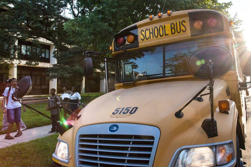 Dėl autobuso vairuotojų trūkumo kai kurie CPS studentai negauna pavežimo į mokyklą.
