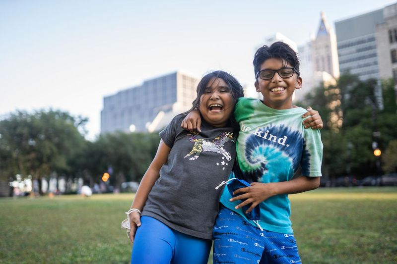 Los estudiantes del Franklin Fine Arts Center Celeste Hernandez, de 8 años, y su hermano Juan Carlos, de 10, posan para una foto en Lake Shore Park en el vecindario de Gold Coast, el 15 de septiembre de 2021.