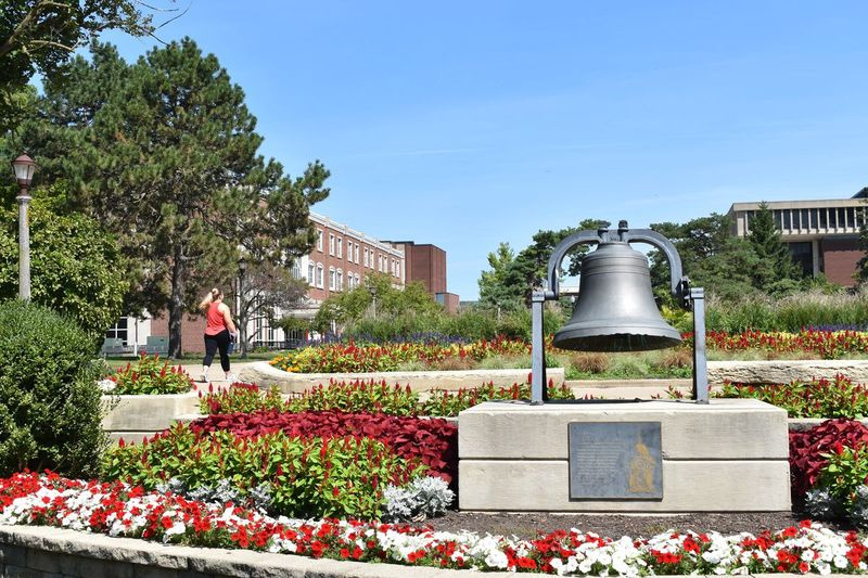 Illinois State Universitys campus var langt mere stille den 17. august 2020, den første undervisningsdag, end tidligere år, sagde universitetets talsmand Eric Jome.