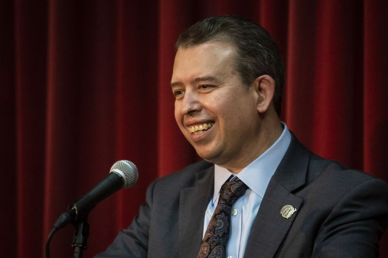 Pedro Martinez, dyrektor generalny Chicago Public Schools, omawia wskaźniki absolwentów w dystrykcie podczas konferencji prasowej w czwartek po południu w Amundsen High School na North Side.