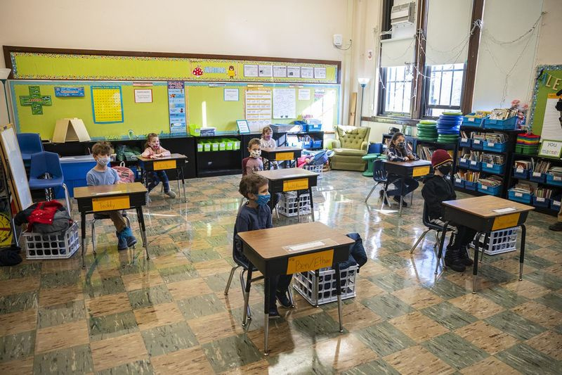 Gli studenti ascoltano il loro insegnante alla Hawthorne Scholastic Academy al 3319 N Clifton Ave a Lakeview, lunedì 1 marzo 2021.