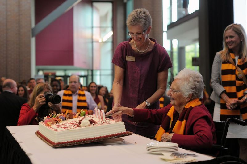 A presidente da Loyola, Jo Ann Rooney, ajuda a irmã Jean Dolores Schmidt a cortar o primeiro pedaço de bolo de aniversário durante sua comemoração de 100 anos no Damen Student Center, na quarta-feira, 21 de agosto de 2019.