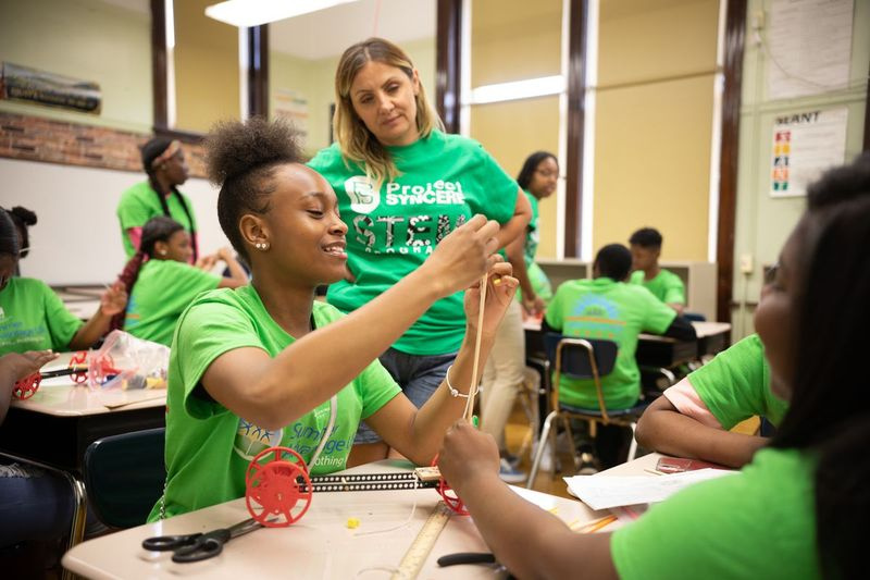 Les élèves travaillent sur une leçon de mathématiques dans le cadre du programme 2019 Learn and Earn: Career Connections mis en place par la Chicago Housing Association.