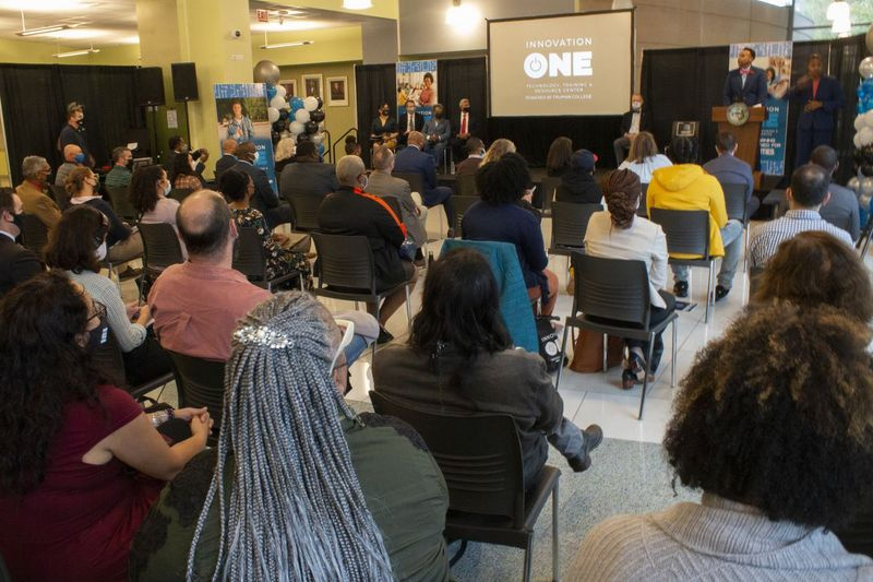 Čikagos miesto kolegijos ir kiti miesto vadovai surengia spaudos konferenciją, kurioje praneš apie iškilmingą „Innovation One: Technology, Training and Resource Center“ atidarymą Trumano koledže. | Brianas Richas / Sun-Times