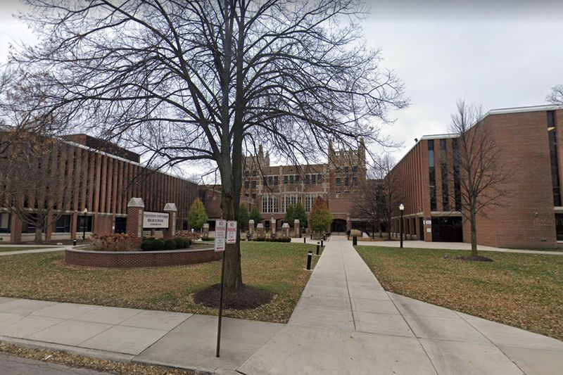 Evanston Township High School District 202, 1600 Dodge Ave., oznámila, že bude zatvorená do 12. apríla 2020, spolu s Evanston/Skokie District 65.