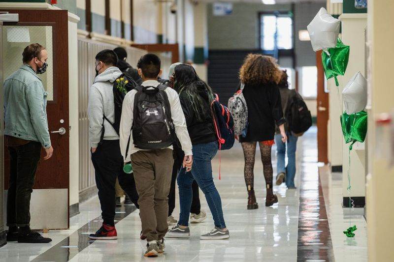 Des élèves marchent dans le couloir de l