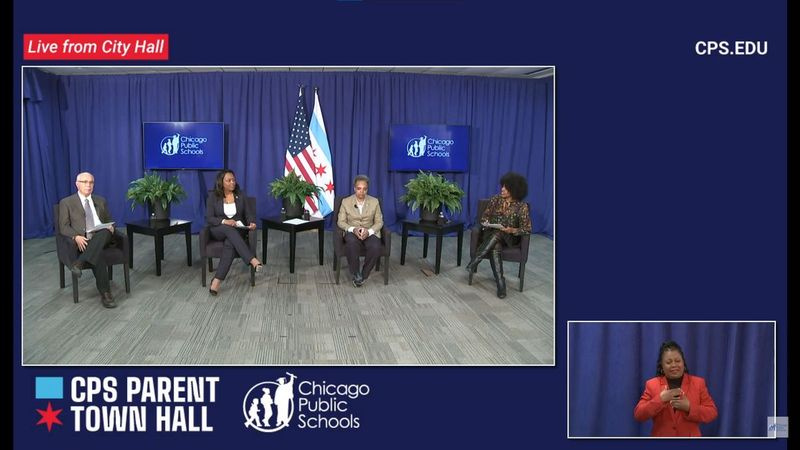 Le président du conseil scolaire Miguel del Valle (à gauche), la PDG du CPS Janice Jackson (au centre à gauche), le maire Lori Lightfoot (au centre à droite) et l