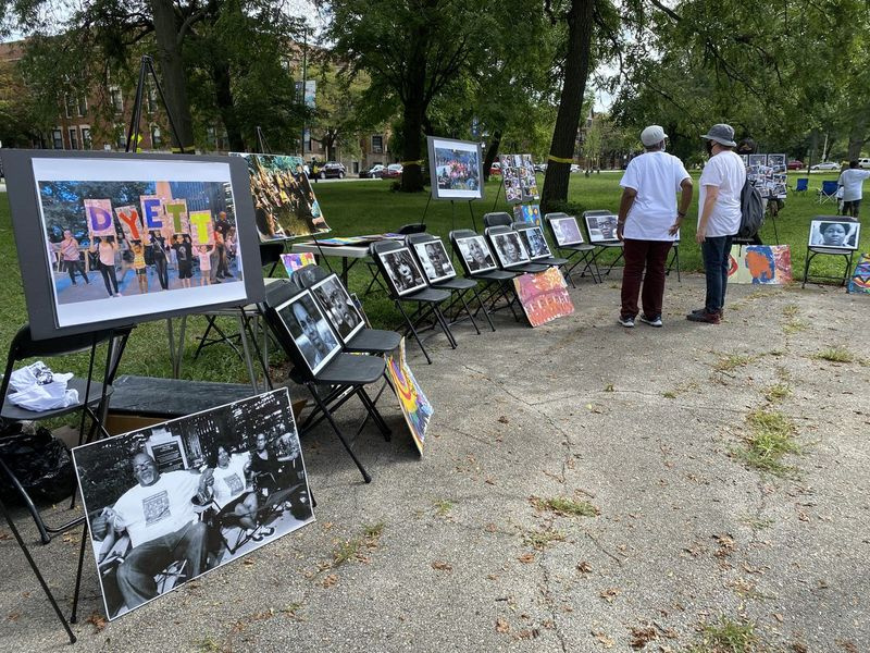 Fotografie připomínající 5. výročí měsíční hladovky, která pomohla znovu otevřít dveře sousední střední škole ve Washington Parku.
