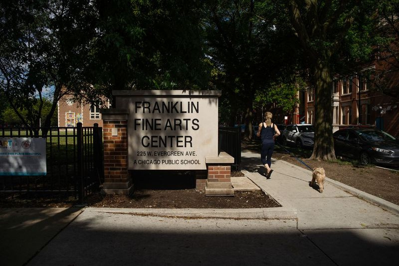 Eine Person joggt am 23. Juni 2020 am Franklin Fine Arts Center in der Near North Side vorbei.