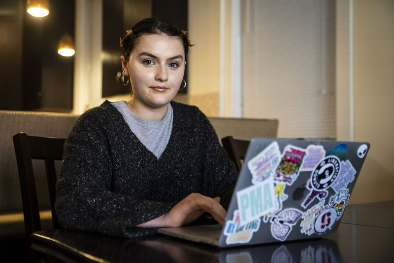 16-metė Sara Cawley, Walterio Paytono koledžo parengiamosios vidurinės mokyklos jaunesnioji, sukūrė „Google“ klasę mokyklos Pozityvios psichikos sveikatos asociacijai – klubui, kurį ji įkūrė, kad studentai galėtų kalbėti apie psichinę sveikatą. | Ashlee Rezin Garcia / Sun-Times