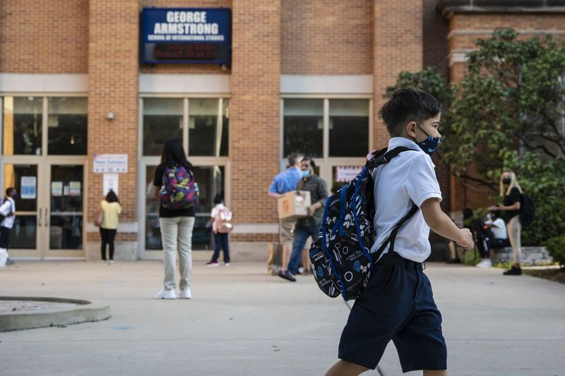 Föräldrar och elever anländer till George Armstrong Elementary School, 2110 W. Greenleaf Ave. i Rogers Park, för den första skoldagen för Chicago Public Schools, måndag morgon den 30 augusti 2021.