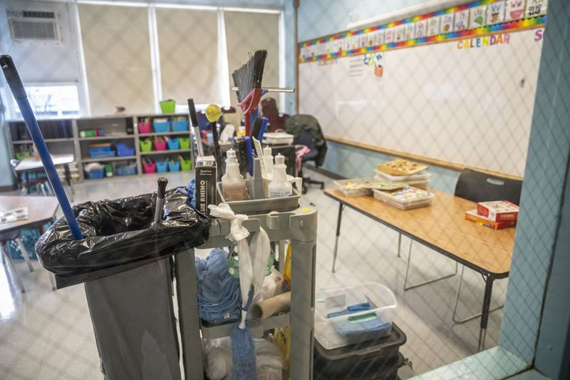 Une salle de classe est en cours de nettoyage à l