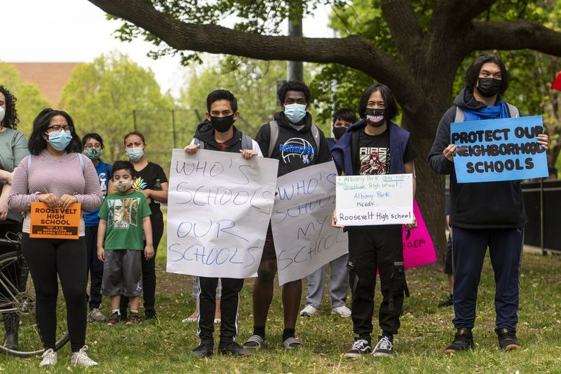 Vanemad, õpetajad, õpilased ja kogukonna liikmed protestivad Jenseni pargis Chicago avalike koolide nõukogu oodatava otsuse pärast ASPIRA Early College High Schooli ümberpaigutamise kohta teisipäeval, 18. mail 2021.