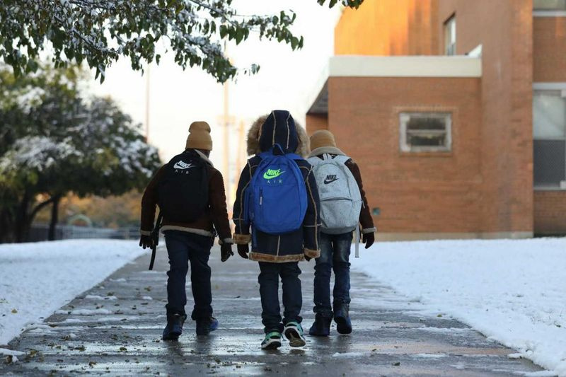 Los estudiantes caminan a la escuela primaria Mason después de que termina una huelga de 11 días del Sindicato de Maestros de Chicago el 1 de noviembre de 2019.
