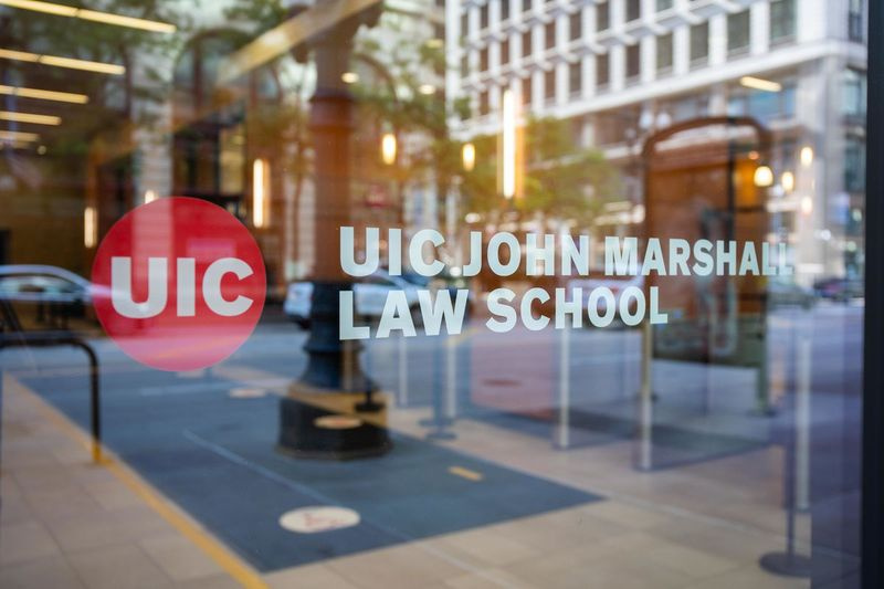 Právnická fakulta UIC Johna Marshalla dostává od 1. července nový název, kdy bude známá jako Právnická fakulta University of Illinois Chicago. | Pat Nabong, webové stránky.