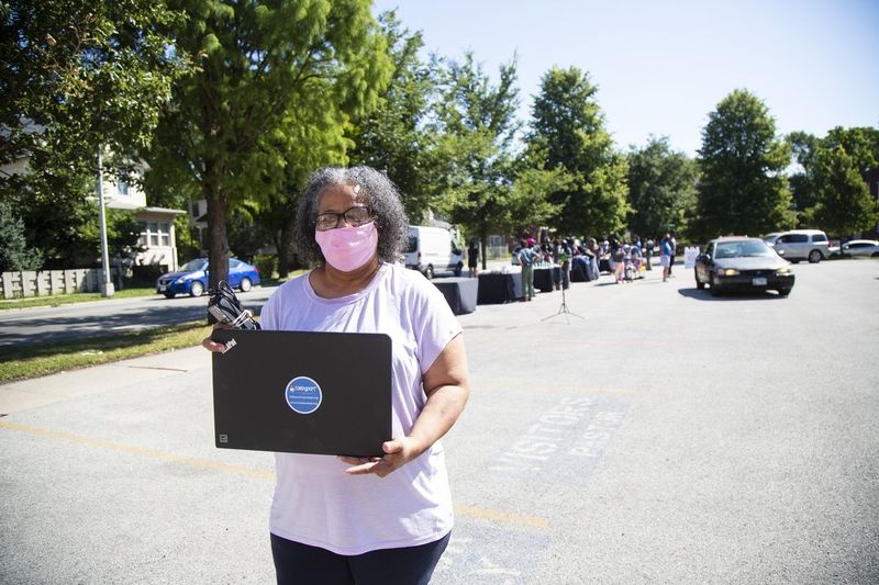 Sharon Baker med en bærbar datamaskin hun mottok på Something Good i Englewood datamaskin giveaway på 6701 S. Emerald Ave, In Englewood, torsdag 20. august 2020. | Anthony Vazquez/Sun-Times