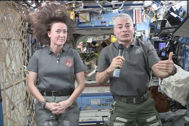 Astronauci NASA Megan MacArthur (po lewej) i Mark Vande Hei (po prawej) rozmawiają z gospodarzami podcastów REACH w środę rano na pokładzie Międzynarodowej Stacji Kosmicznej na Expedition 65.