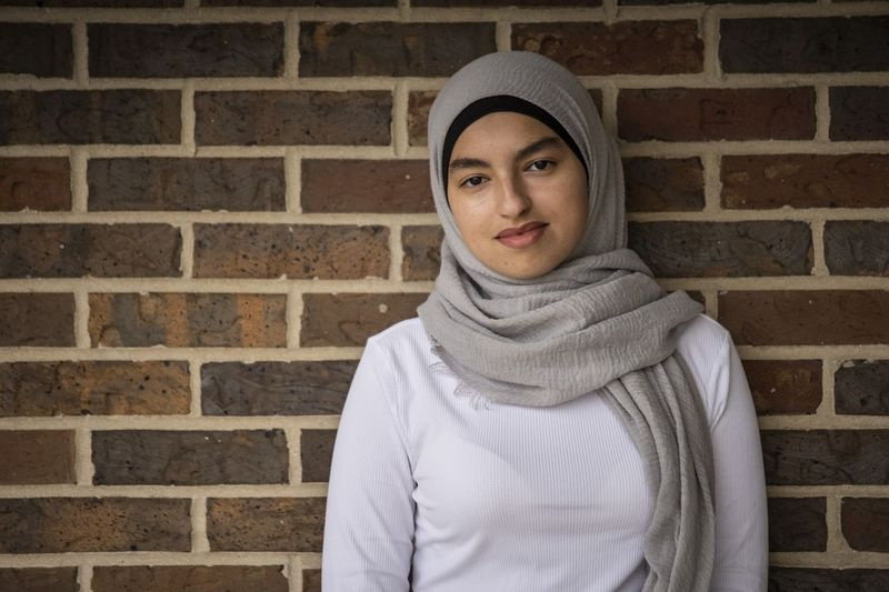 Salma Elannani, 18 ani, din Albany Park, a absolvit liceul și a obținut, în același timp, o diplomă de asociat prin intermediul Academiei Advantage de la Universitatea DeVry.