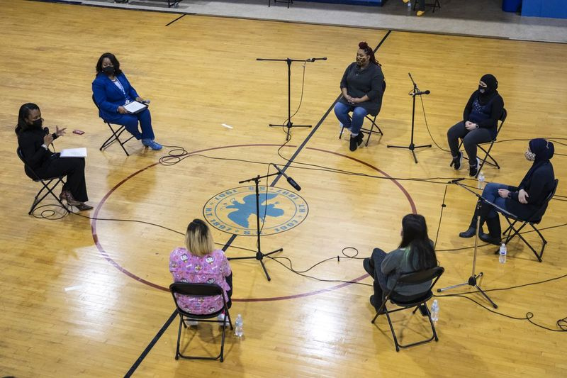 Chicago Public Schools VD Janice Jackson talar med föräldrar på Belmont-Cragin Elementary School på nordvästra sidan under en rundabordsdiskussion om distriktets övergång till personligt lärande, tisdag morgon den 19 januari 2021. | Ashlee Rezin Garcia/Sun-Times