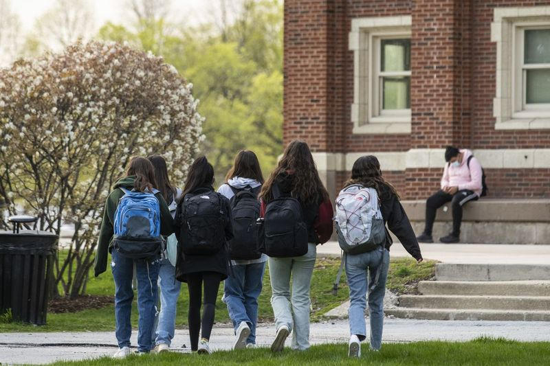 Alunos do ensino médio voltam para suas salas de aula na Lane Tech College Prep.