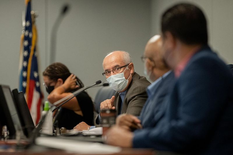 Il presidente del Chicago Board of Education Miguel del Valle parla con i membri durante una riunione del Chicago Board of Education presso la sede delle Chicago Public Schools nel Loop, ad agosto.