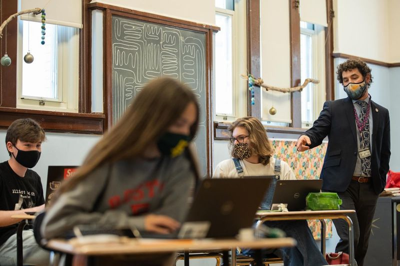 Učitel dějepisu IB Joseph Lev hovoří se studenty střední školy Nicholase Senna ve čtvrti Edgewater, pátek odpoledne 23. dubna 2021.