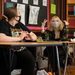 Studenti angličtiny IB chatují na střední škole Nicholase Senna ve čtvrti Edgewater, pátek odpoledne 23. dubna 2021.