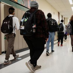 Studenti procházejí chodbou na Nicholas Senn High School ve čtvrti Edgewater, pátek odpoledne, 23. dubna 2021.