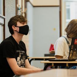 Studenti historie IB poslouchají svého učitele na střední škole Nicholase Senna v sousedství Edgewater, pátek odpoledne 23. dubna 2021.