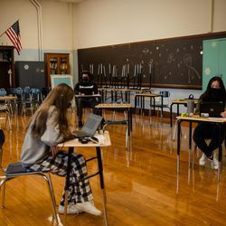 Studenti historie IB pracují na svých laptopech na střední škole Nicholase Senna v sousedství Edgewater, pátek odpoledne 23. dubna 2021.