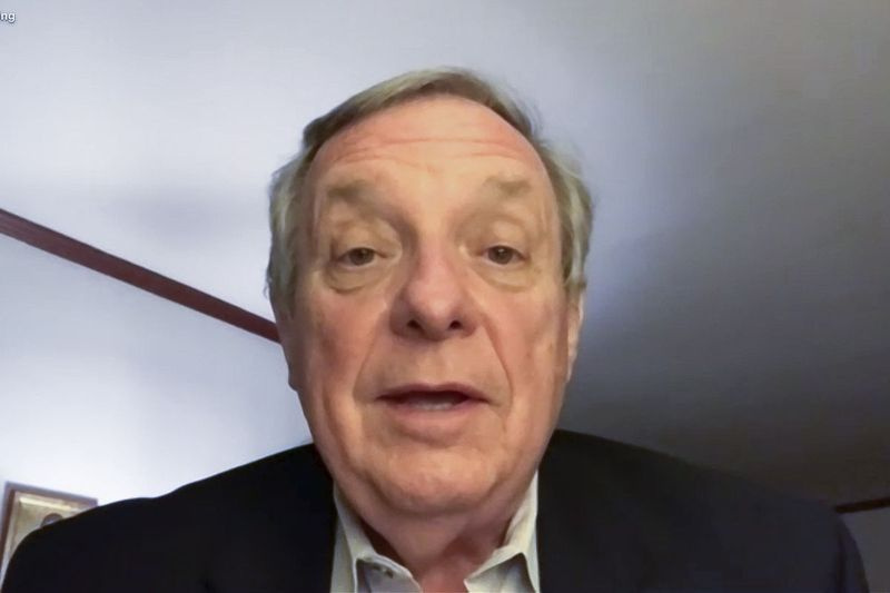 Il senatore Dick Durbin si rivolge ai giornalisti in una videochiamata durante la notte delle elezioni mentre si dirige verso un quinto mandato al Senato.