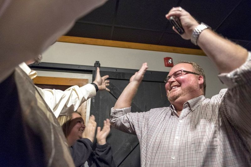 Elwood Caudill Jr., pa labi, svin Rowan County Clerk biroja uzvarēšanu otrdien, 2018. gada 6. novembrī, Morehead, Ky. AP foto