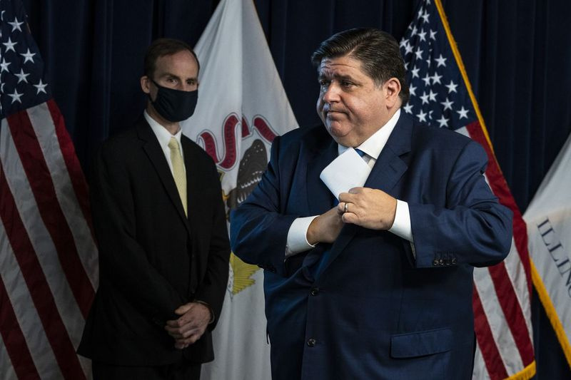 Gubernator J.B. Pritzker schodzi z podium po konferencji prasowej w Thompson Center w czwartek rano.